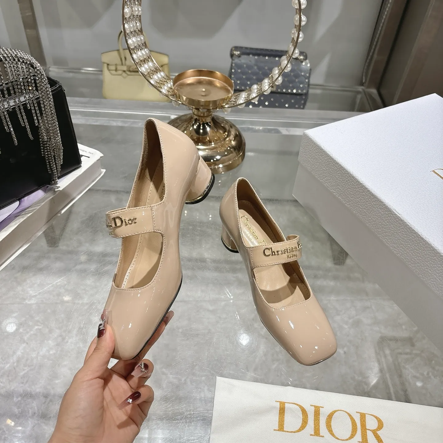 💕💕Factory direct selling price p560💕💕 💕25ss early spring new Dior Dior D-My hardware letter square toe high heels 👠This My Dior high heels are a new product in the 2025 spring and summer ready-to-wear series, showing exquisite elegance. Carefully crafted from cow leather, it is embellished with gold buckles and a metallic Christian Dior Paris logo, making it highly recognizable and highlighting Dior's extraordinary craftsmanship. Graphic style heels complement each other, making the fashionable design more elegant. Upper: cow patent leather. Inner foot pad: sheepskin. Sole: Italian genuine leather outsole. Heel height: 4cm 7.5cm. Size: 35-39 (34.40.41. Customized items are non-refundable)